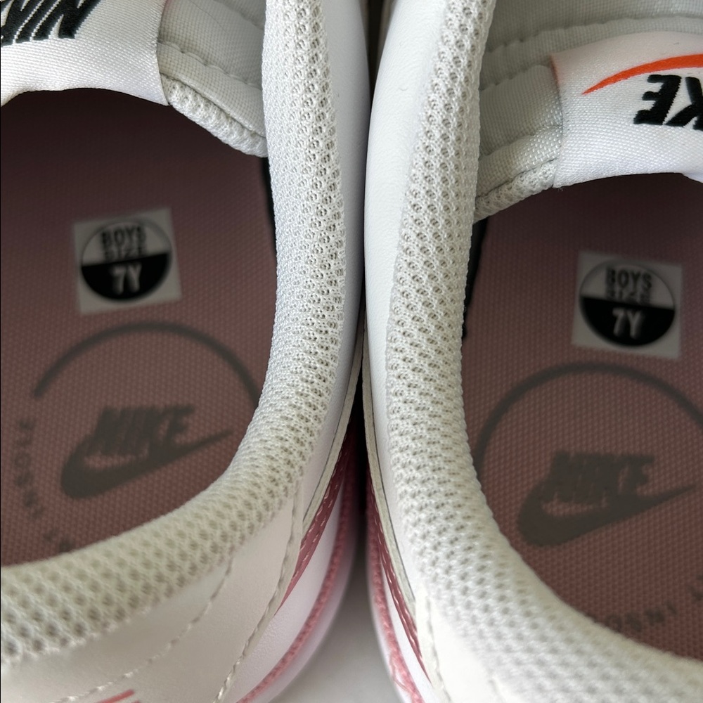 Nike court legacy. Boys size 7. Women’s 8.5. White/pink - Picture 3 of 8